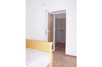 Bulgaria Chata Veliki Preslav, Exteriorul